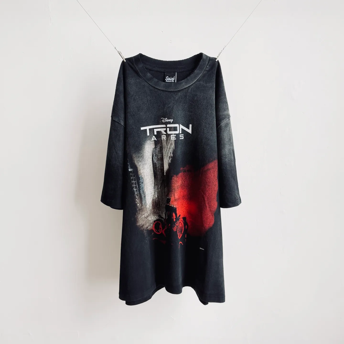 P138 # CTS-107 Saint 26SS "TRON ARES God of War Ares" limited edition. 260g heavyweight pure cotton fabric after washing. Retro single-stitch heaven and earth stitch technology + sandblasting and yeast washing to fade + hand-cut ribs. Size: S M L XL Customized 260g gram weight 100% cotton special washed fabric that is consistent with the original. With the blessing of imitation sun-drying, heavy sandblasting and fading + edge grinding + Assute fermentation and washing, the cotton feel on the surface of the fabric is well presented. Both the texture and feel are ceiling level. After the ready-made garments undergo a series of heavy washing and distressing processes, the retro and high-end sense of the entire garment is directly to the top. The garment making process of the entire garment adopts Saint The most common and complex single-needle sewing process (commonly known as single-thread heaven and earth stitch) among vintage vintage brands such as Michael. The movie "TRON: ARES" is very deep in concept and theme. It subverts the previous setting of the series of "human beings entering the digital world" and instead focuses on "digital existence entering reality". It takes the "emergence" process of Ares ARES from pure program to awakening consciousness as the core, and integrates the concept of "emergence" in biology and informatics. It also uses elements such as Gnostic mythology and Jewish "golem" legends to sublimate the story from a cyberpunk adventure to a philosophical allegory that explores the relationship between human nature and technology. This profound ideological core far exceeds other works of the same type.